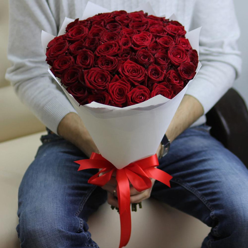 51 красная роза 50 см в белоснежной упаковке, стандартный