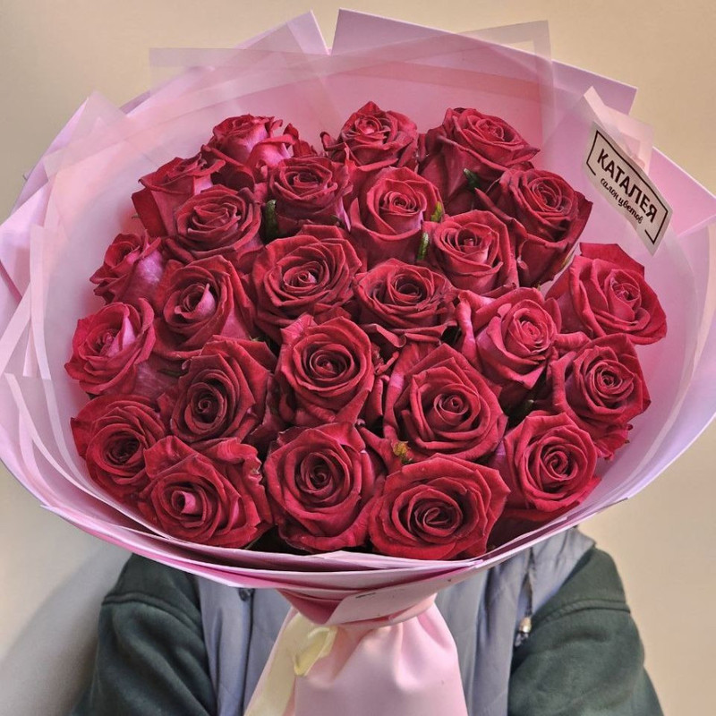букет красных роз в дизайнерском оформлении, стандартный