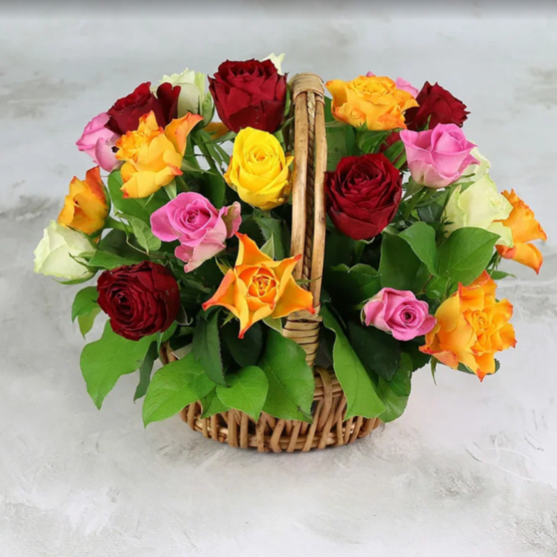 25 разноцветных кенийских роз 40 см в корзине, стандартный
