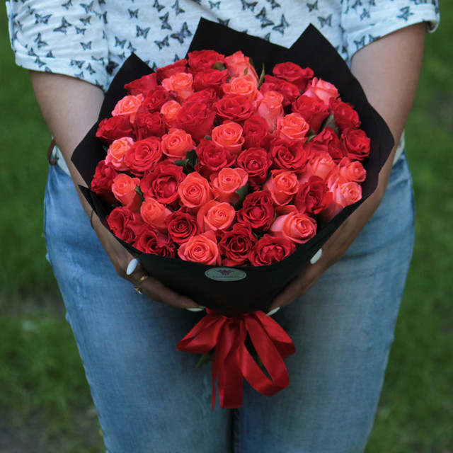 Букет из 51 розы «Красные и оранжевые розы в черном крафте», стандартный