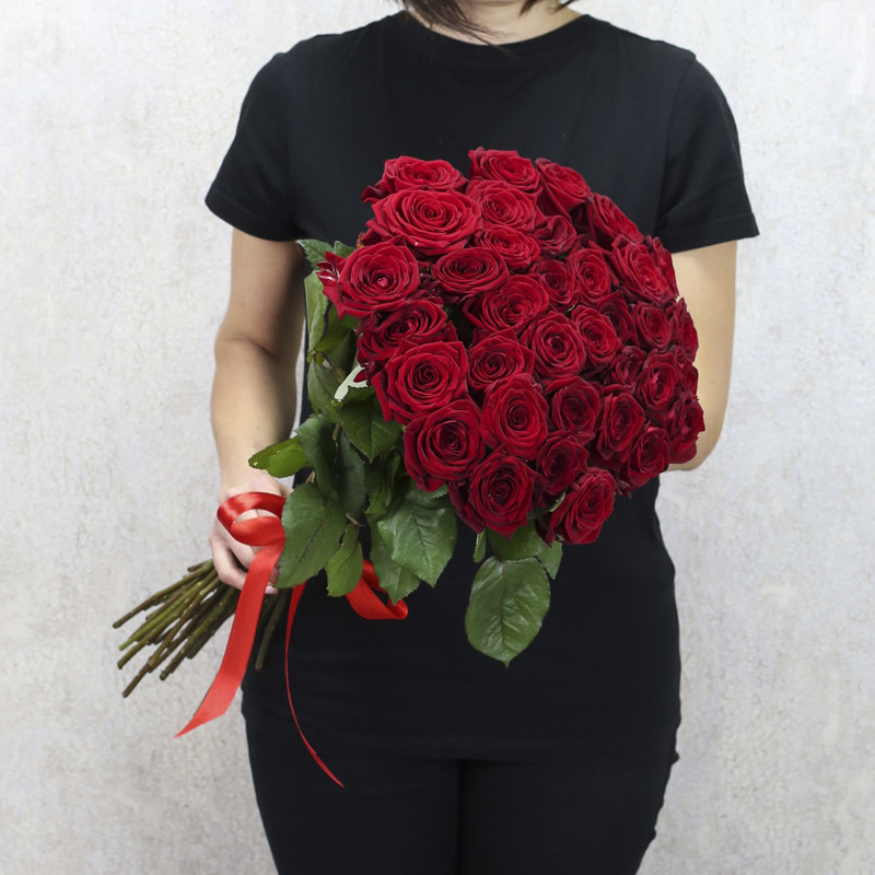 35 красных роз "Ред Наоми" 60 см, стандартный