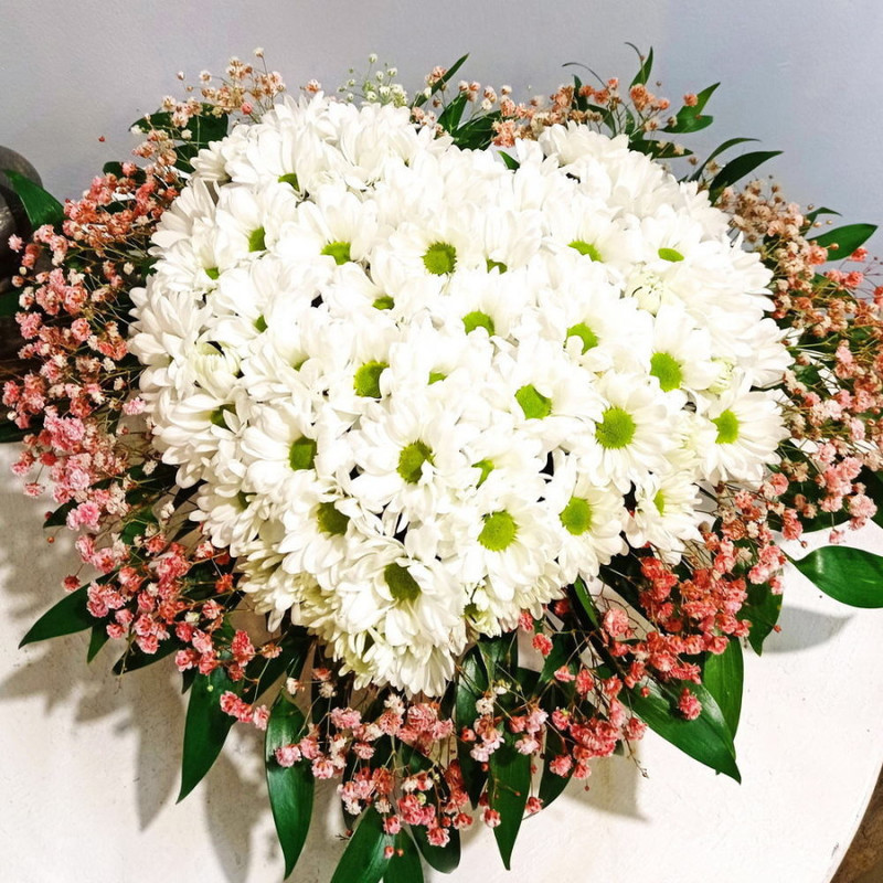 Composition of chrysanthemums in a heart box, standart