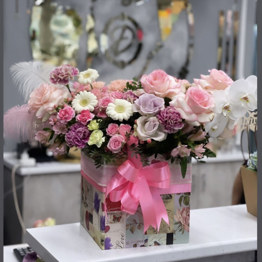 Box with flowers, vendor code: hand-delivered 333080339, Yuzhno-Sakhalinsk to