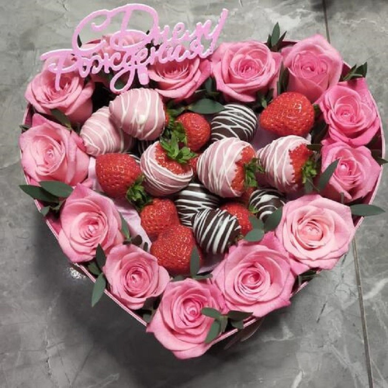 Heart with strawberries and roses "Ardent love", standart