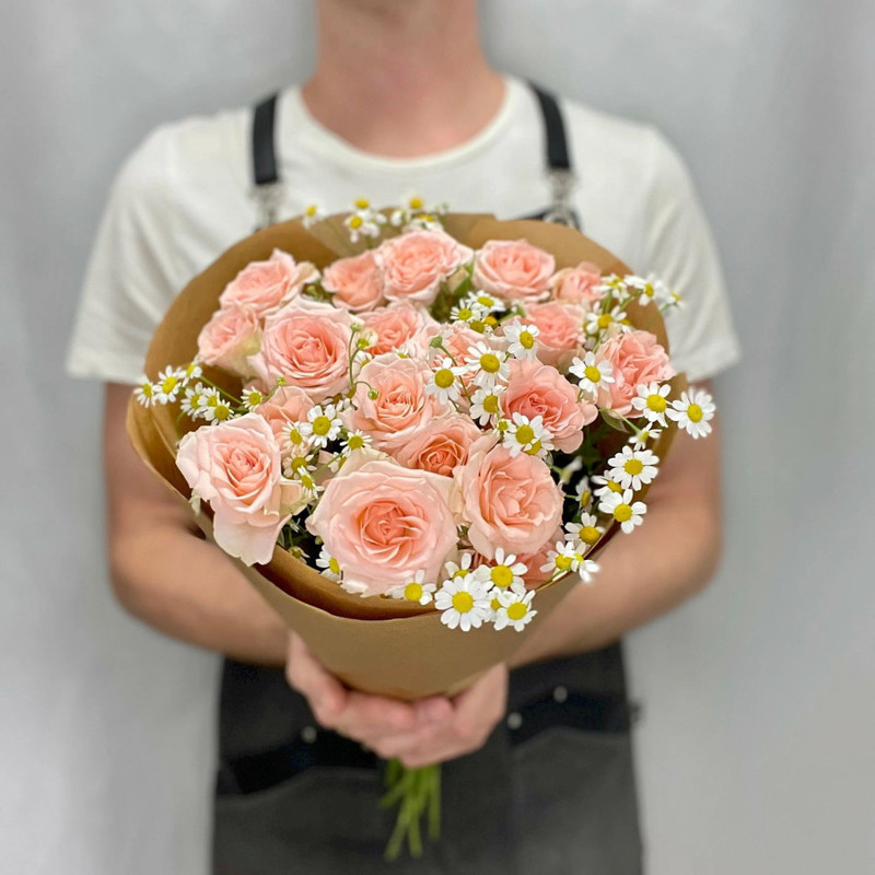 Bouquet of peach spray roses and daisies, standart