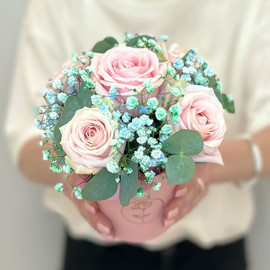 Bouquet of roses, gypsophila and Eucalyptus in a glass Camilla / Bouquet of flowers / Beautiful bouquet of flowers / Floral bouquet