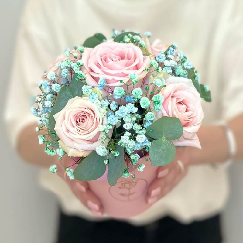 Bouquet of roses, gypsophila and Eucalyptus in a glass Camilla / Bouquet of flowers / Beautiful bouquet of flowers / Floral bouquet, standart