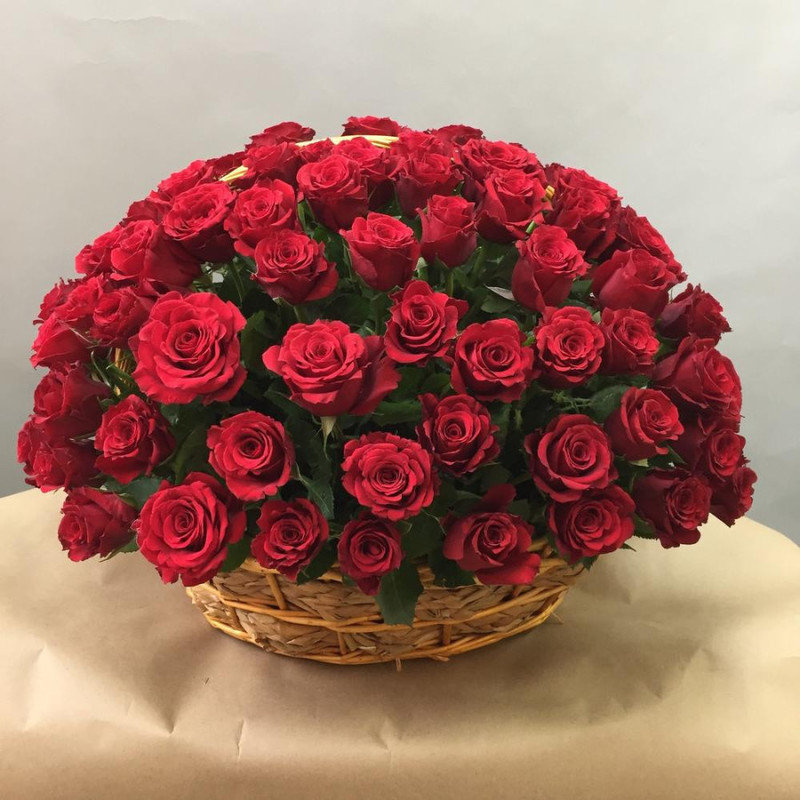 Basket of red roses, standart
