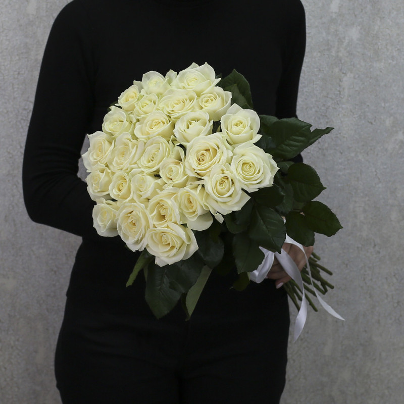 25 белых роз "Аваланч" 60 см, стандартный