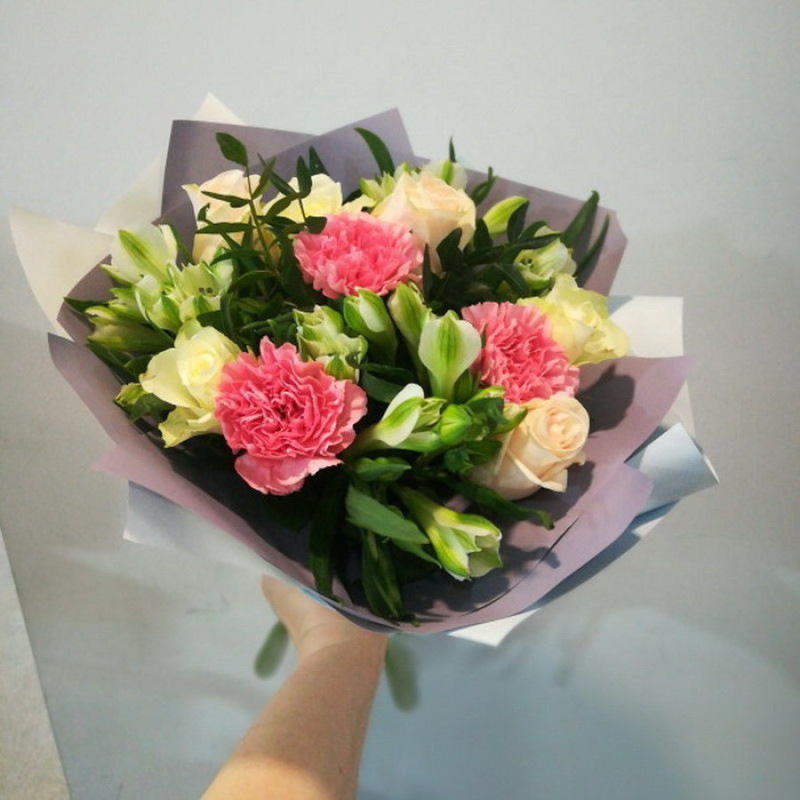 Bouquet with roses and dianthus, standart
