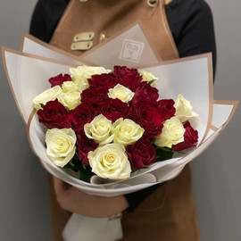 Букет 25 красных и белых роз в упаковке