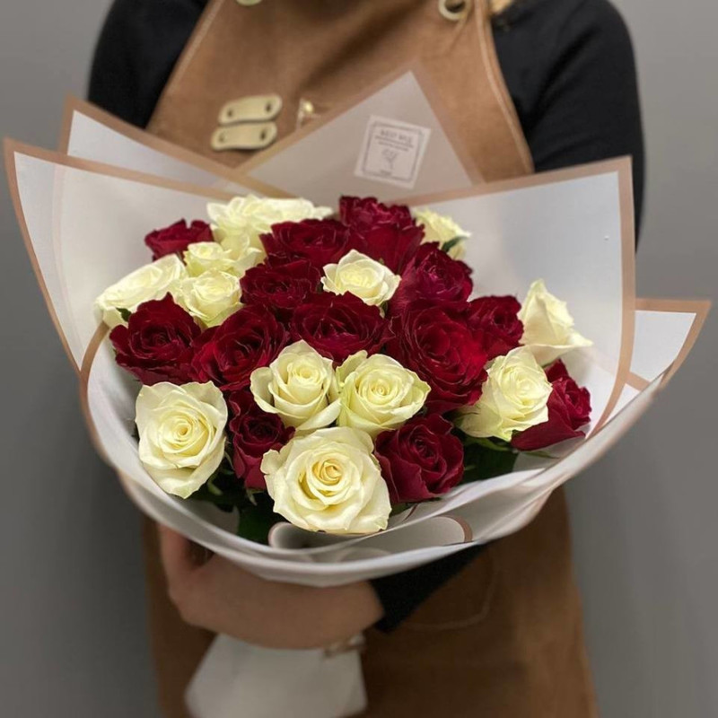 Bouquet of 25 red and white roses in a package, standart