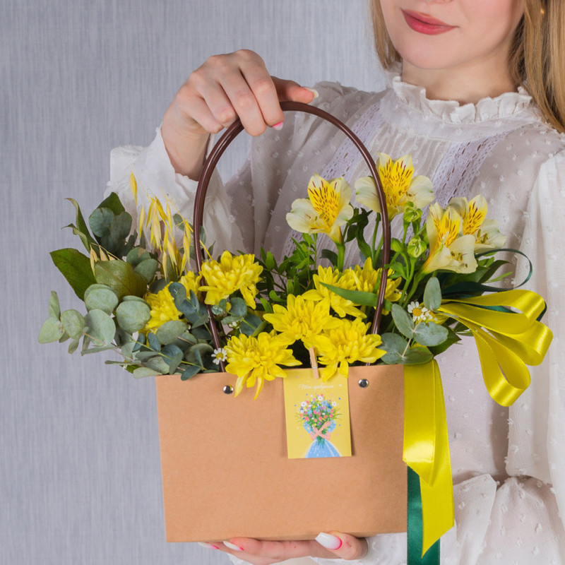 Handbag with alstroemeria and chrysanthemum "Indian summer", standart