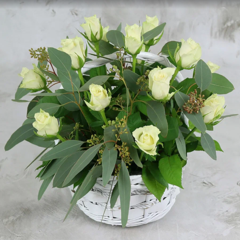 15 белых роз 40 см с листьями эвкалипта в корзине, стандартный