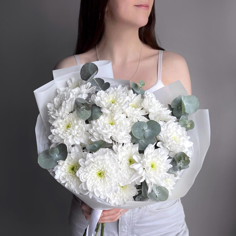 Букет из 5 белых хризантем кустовых с эвкалиптом в дизайнерском оформлении 50 см, стандартный