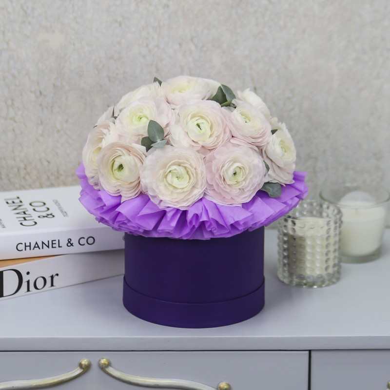 Bouquet of 17 ranunculus in a purple box, standart