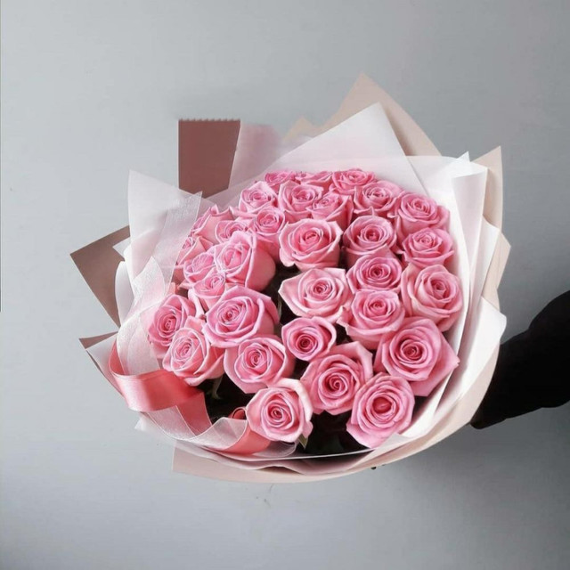 Розовые розы Аква в стильной упаковке, стандартный