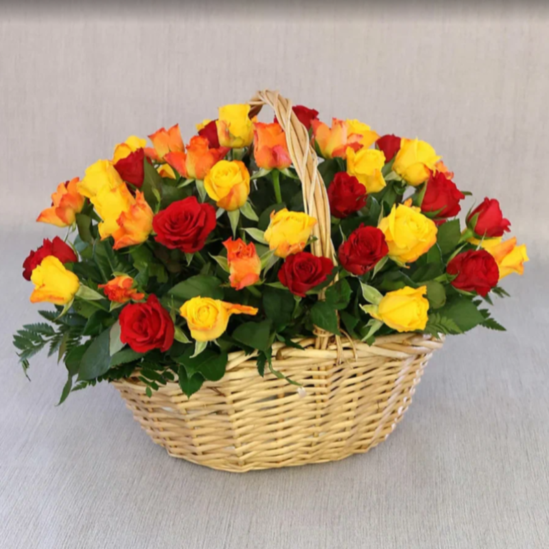 51 красная, желтая и оранжевая роза 40 см в корзине, стандартный