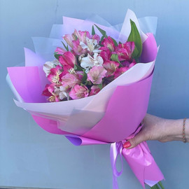 Bouquet of 7 pink alstroemerias in designer decoration 40 cm
