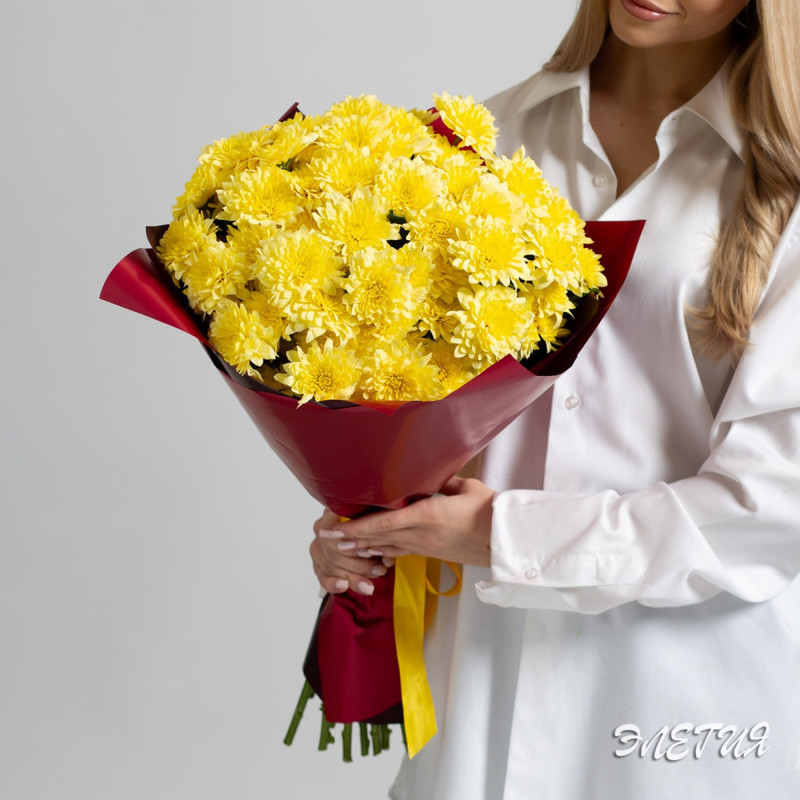 Bouquet of 15 yellow spray chrysanthemums in the design, standart
