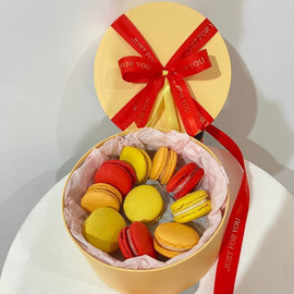 Gift box with macaroons