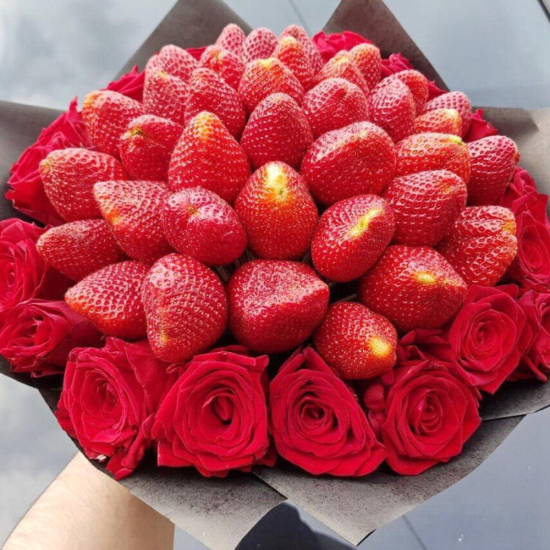 Bouquet of strawberries with red roses, standart