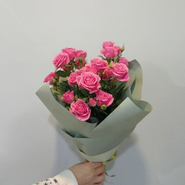 Небольшой букет с кустовыми розами