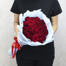 25 красных роз "Ред Наоми" 50 см в дизайнерской упаковке