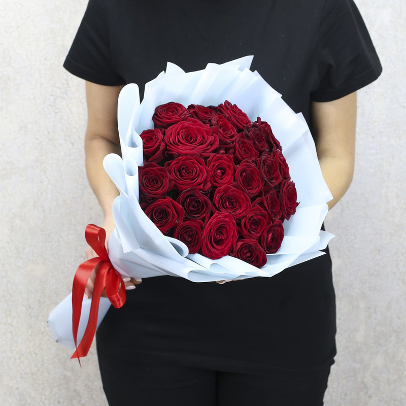 25 красных роз "Ред Наоми" 50 см в дизайнерской упаковке, стандартный