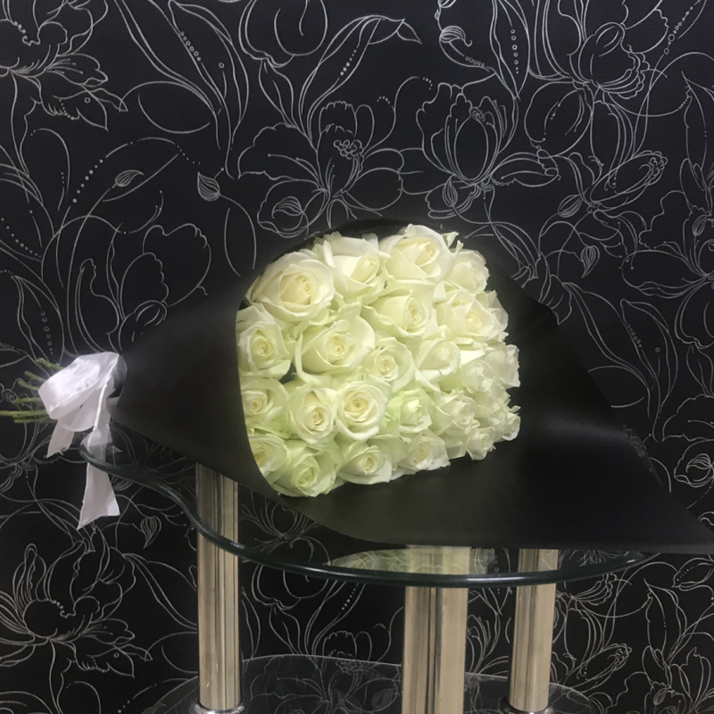 25 белых роз Аваланч в черном крафте 60 см, стандартный