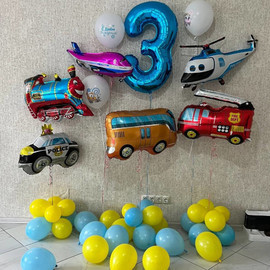 Photo zone from balloons for a boy with transport