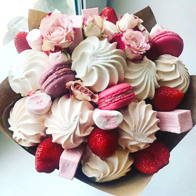 Bouquet with strawberries, marshmallows and macaroons, standart