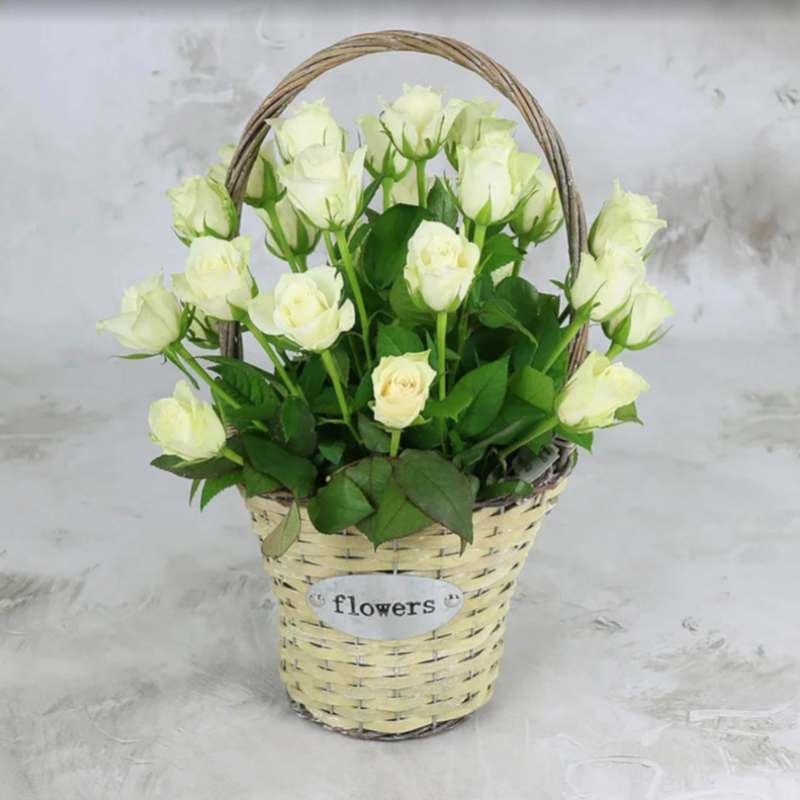 25 white roses 40 cm in a basket, standart