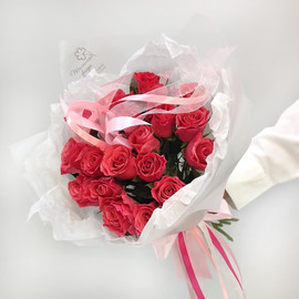 Pink gift bouquet of 19 roses