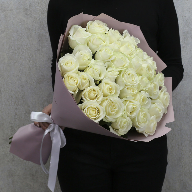 35 белых роз "Аваланч" 60 см в дизайнерской упаковке, стандартный