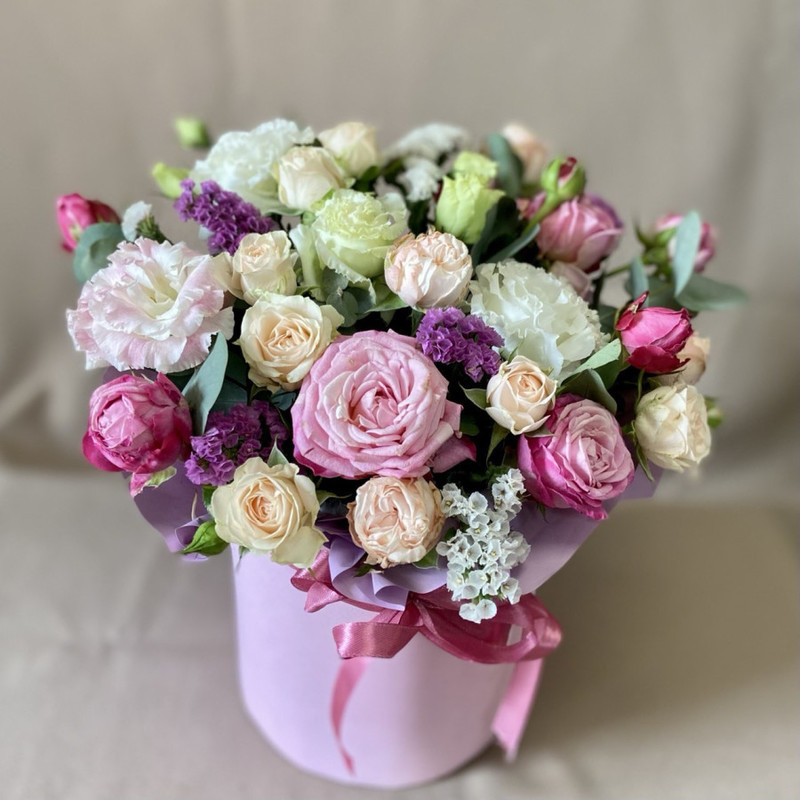 Flowers in a hatbox made of bush rohr and eustoma, standart
