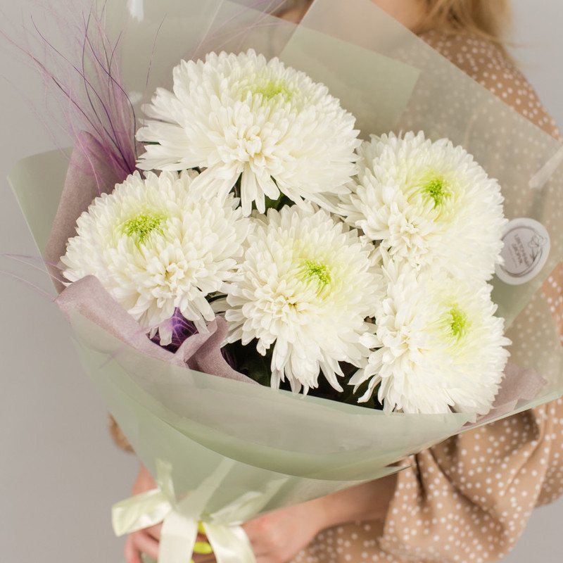 Bouquet of 5 single-headed white chrysanthemums with dried flowers No. 50443, standart