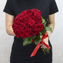 25 красных роз "Ред Наоми" 40 см