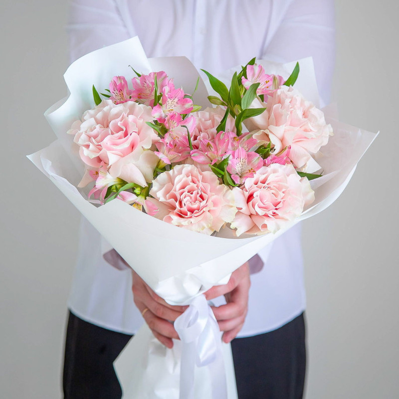 Bouquet of French roses and alstroemeria, standart