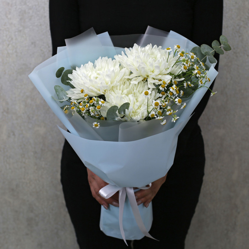 Букет из 3 белых одноголовых хризантем с ромашкой в дизайнерской упаковке,  артикул: 333087354, с доставкой в город Москва (внутри МКАД)