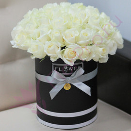 Коробка с цветами из 51 розы «Белые розы Аваланч»