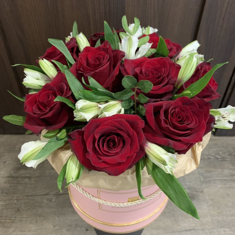 Box of roses with alstroemeria, standart