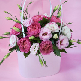 цветы в коробке из гортензии и кустовых роз