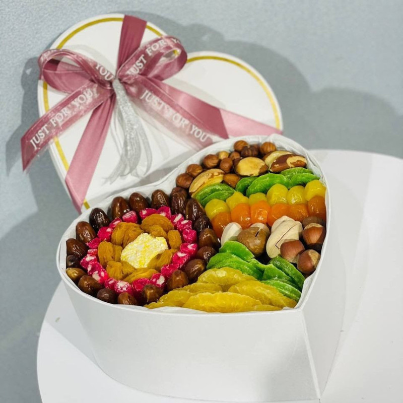 Bouquet of dried fruits in a heart box, standart