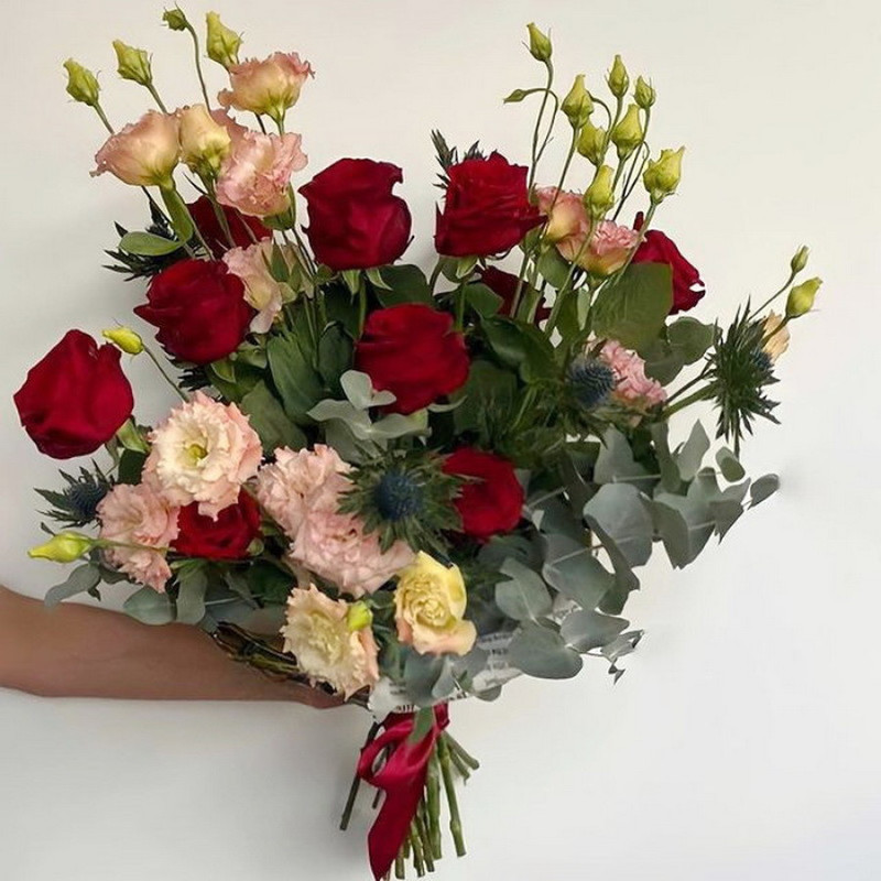 Bouquet of red roses and eustoma, standart