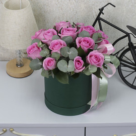 15 розовых роз "Ревиваль" с эвкалиптом в шляпной коробке