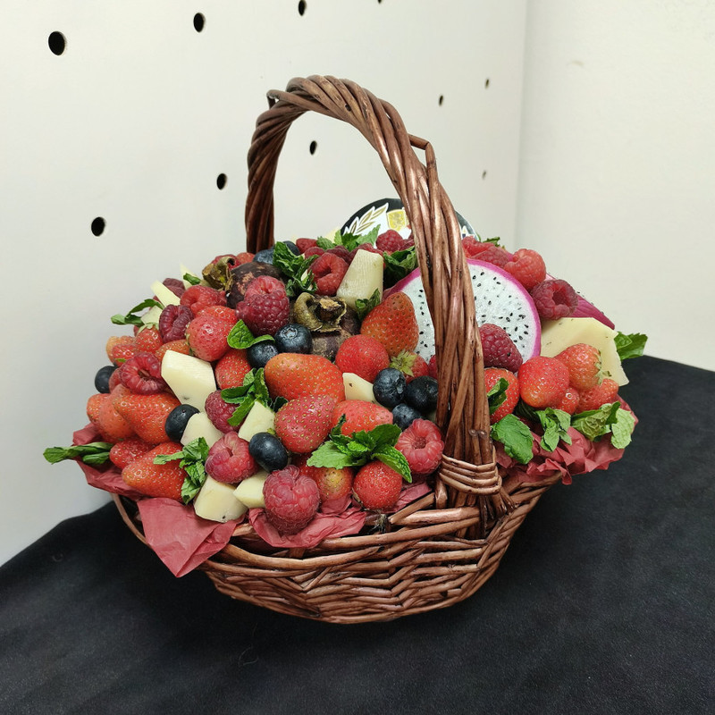 Basket with berries and cheese, standart