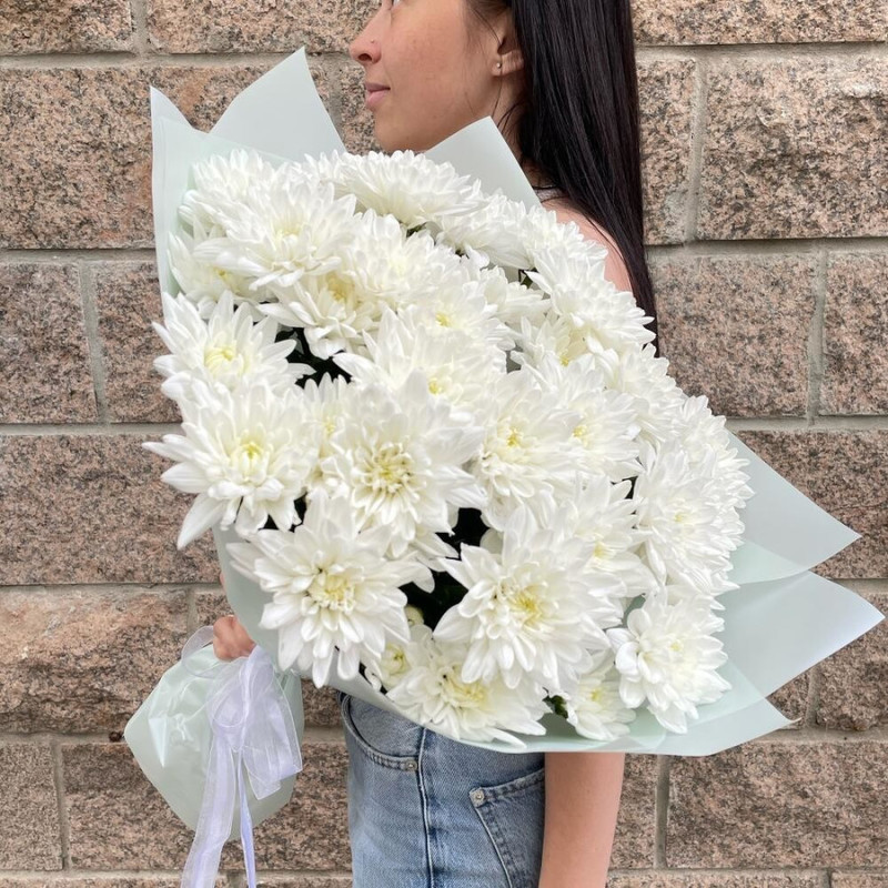 Букет из 7 белых хризантем кустовых в дизайнерском оформлении 50 см, стандартный