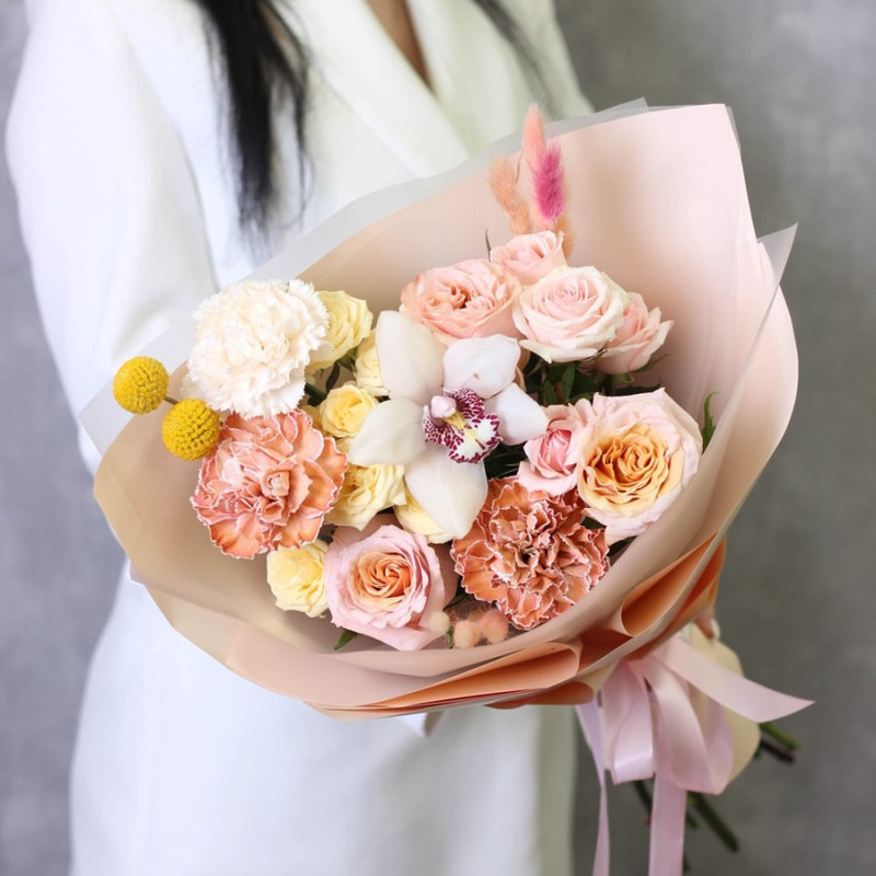 Букет цветов с орхидеей и кустовой розой Cream, стандартный