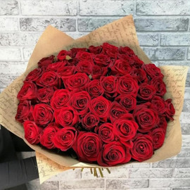 Букет из 51 красной розы в крафте 50 см
